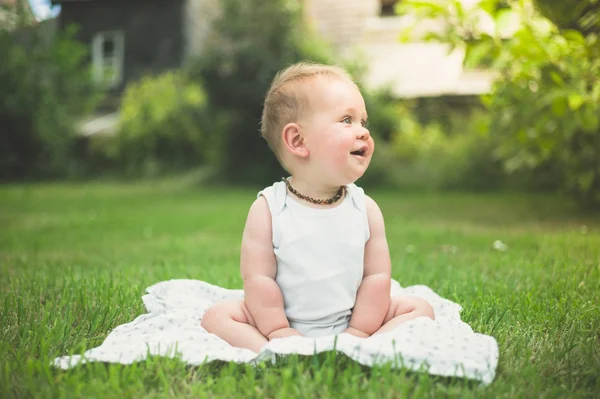 Bebé Lindo Está Sentado Hierba Afuera Parque — Foto de Stock