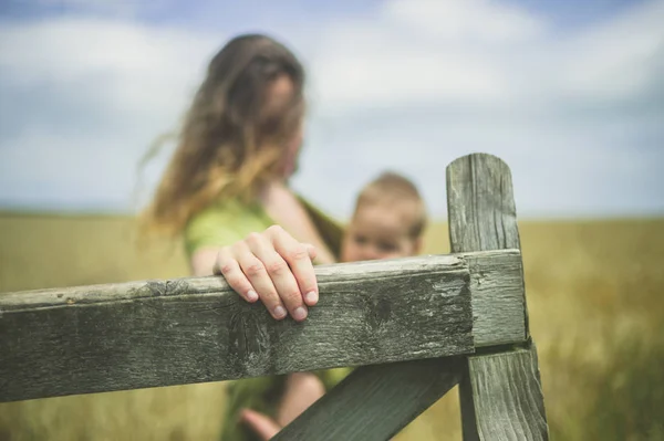 Una Joven Madre Con Bebé Cabestrillo Está Abriendo Puerta Campo — Foto de Stock