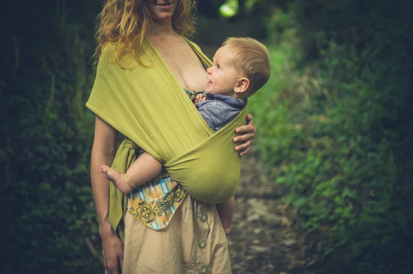 Una Joven Madre Con Bebé Cabestrillo Está Pie Bosque —  Fotos de Stock