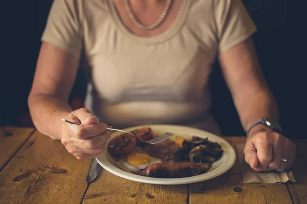 Una Mujer Mayor Está Café Comiendo Desayuno Inglés Tradicional —  Fotos de Stock