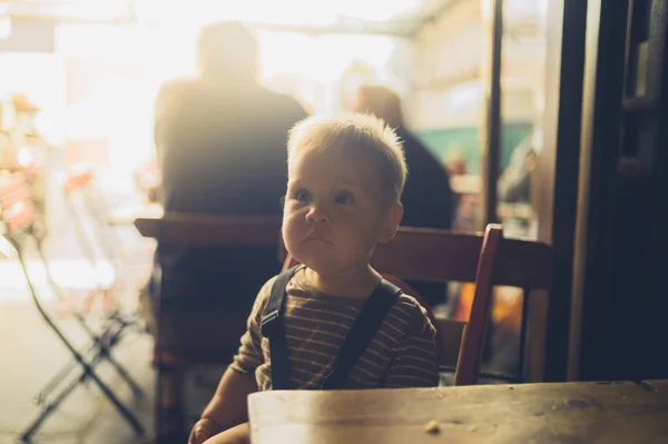 Маленький Ребенок Сидит Столом Кафе Учится Одиночку — стоковое фото