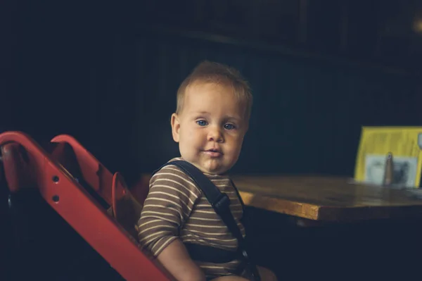 Malé Dítě Sedí Posilovací Židli Stolu Kavárně — Stock fotografie