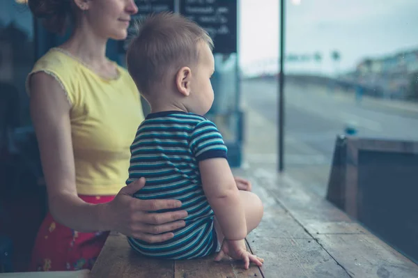 Una Madre Joven Bebé Están Sentados Café Mirando Por Ventana — Foto de Stock