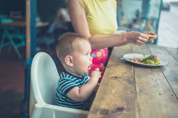 Een Jonge Moeder Haar Baby Zitten Bij Het Raam Een — Stockfoto