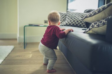 Küçük bebek oturma odasında seyir