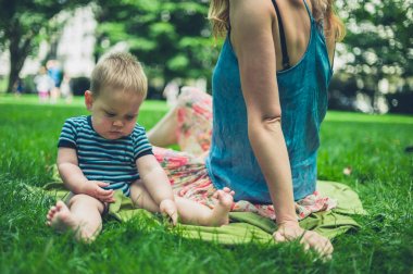 Yaz gününde parkta bebek ile anne