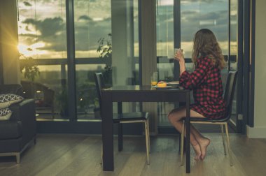 Kahvaltı şehir daire penceresinde tarafından kadın