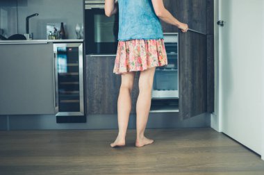 Kadın açılış dondurucu mutfak