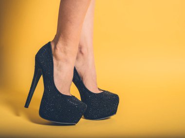 Siyah topuklu giyen kadın seksi bacaklar