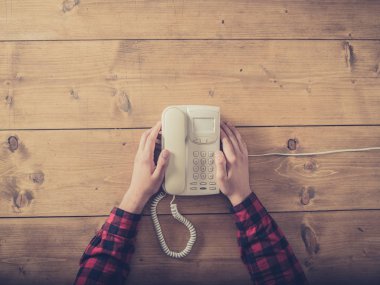Adam eski telefon bir arama için bekleniyor