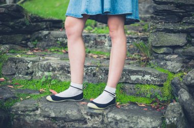 Bacaklar kayaların üzerinde genç kadın