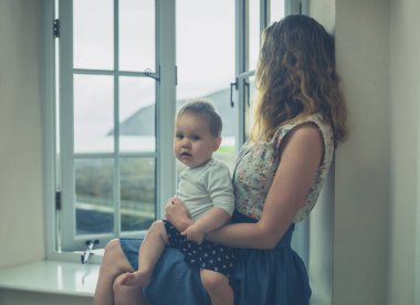 Anne ve bebek kırsal ev pencere