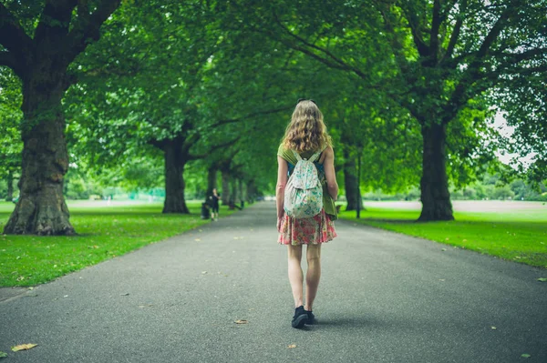 Μια Νεαρή Γυναίκα Περπατάει Στο Πάρκο — Φωτογραφία Αρχείου