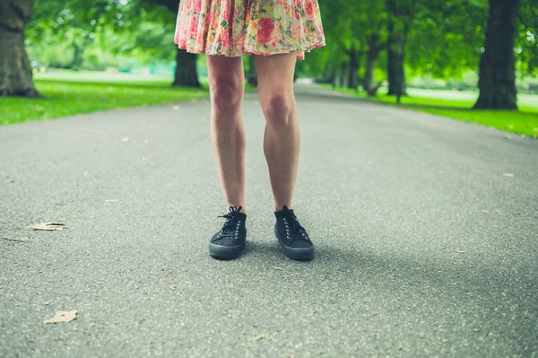 Nogi młoda kobieta spaceru w parku — Zdjęcie stockowe