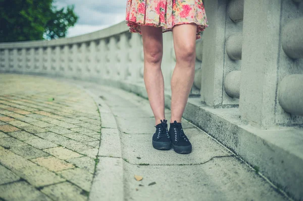 Ноги молодої жінки біля стіни в місті — стокове фото