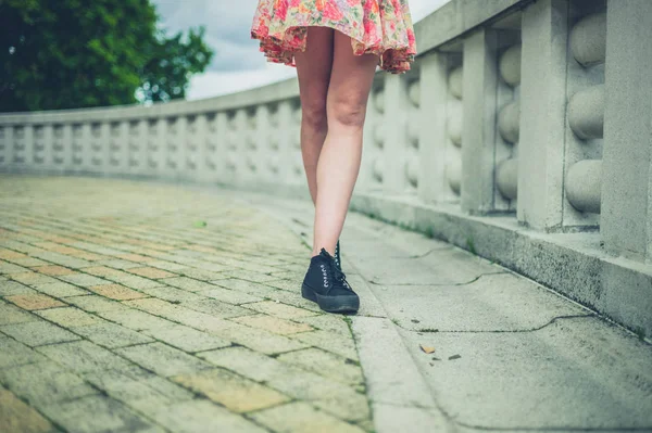 Las piernas de la mujer joven por la pared en la ciudad — Foto de Stock