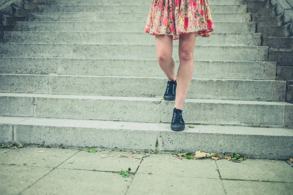 Jambes de jeune femme marchant dans les escaliers de la ville — Photo