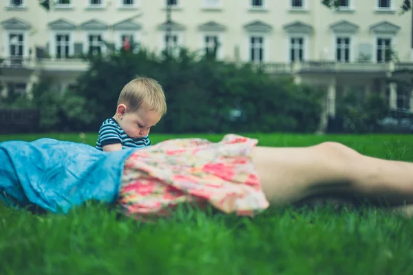 夏の日の公園で赤ちゃんと母親 — ストック写真