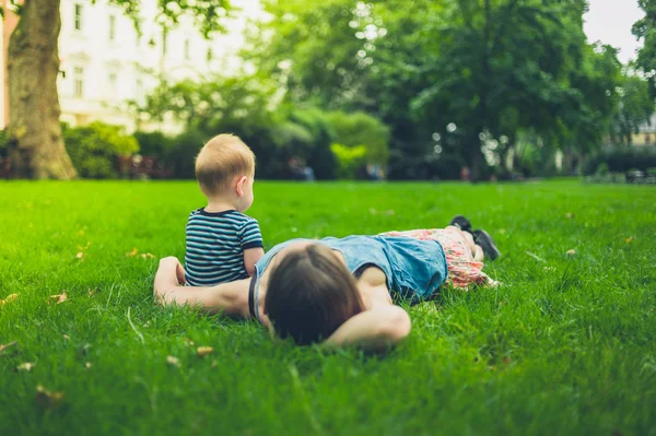 Matka z dzieckiem w parku na letni dzień — Zdjęcie stockowe