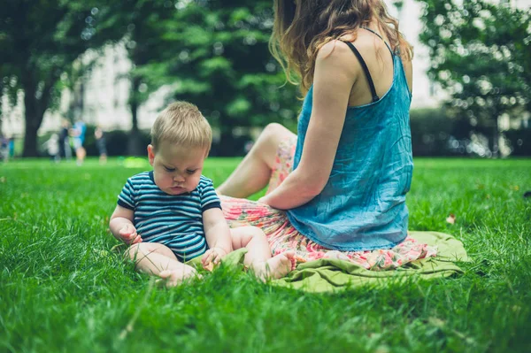 夏天的时候妈妈和孩子在公园里 — 图库照片