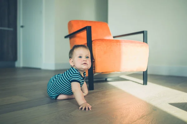 Söt liten bebis som kryper i lägenhet — Stockfoto