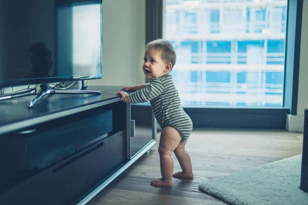 Lilla bebis cruising genom televisionen — Stockfoto