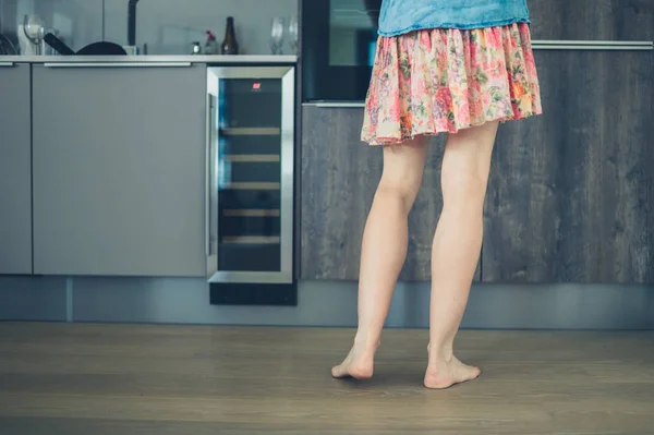 Γυναίκα με γυμνά πόδια στην κουζίνα — Φωτογραφία Αρχείου