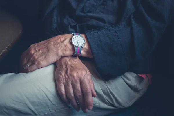 Le mani della donna anziana indossano orologio — Foto Stock