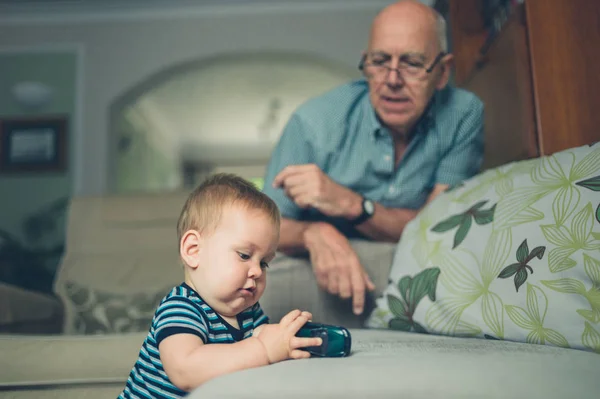 Дедушка играет с внуком — стоковое фото