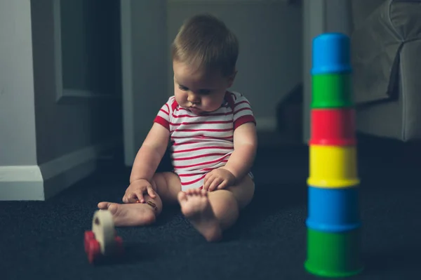 Kleines Baby spielt zu Hause auf dem Boden — Stockfoto
