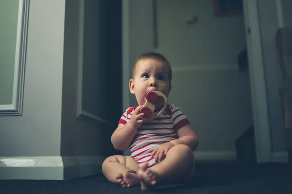 Pequeno bebê brincando no chão em casa — Fotografia de Stock