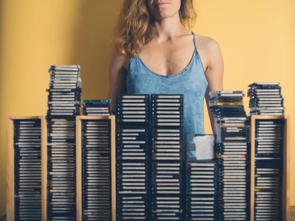 Mulher mostrando coleção de minidiscos — Fotografia de Stock