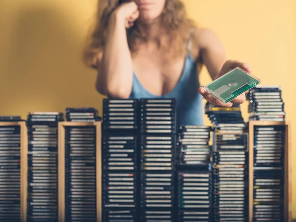 Minidiscs verzameling vrouw weergegeven: — Stockfoto