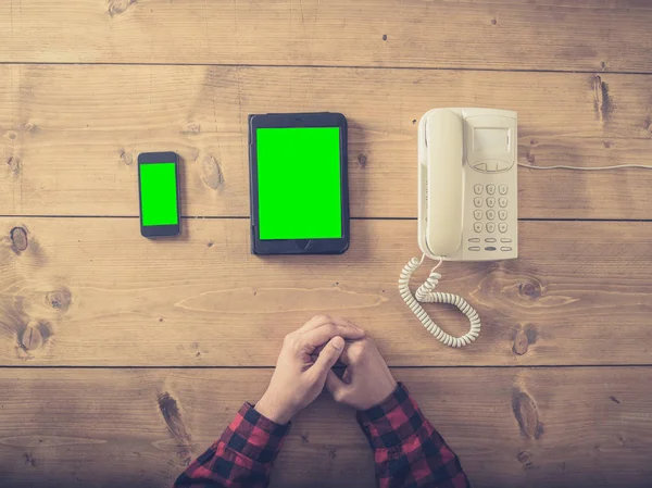 Homme avec tablette et téléphone intelligent — Photo