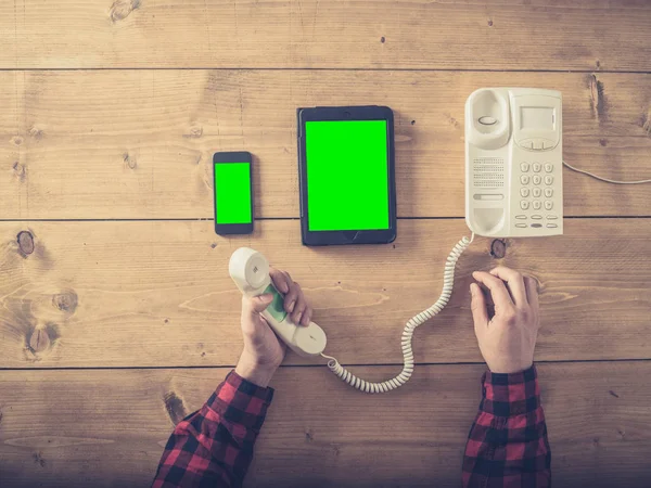 Man met slimme telefoon tablet en telefoon — Stockfoto