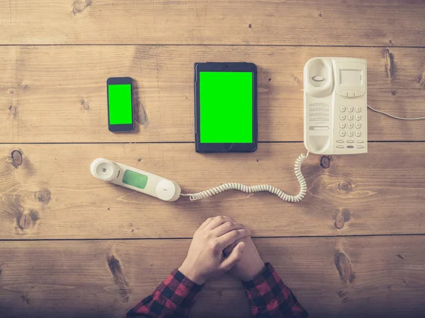 Hombre con teléfono inteligente tableta y teléfono —  Fotos de Stock