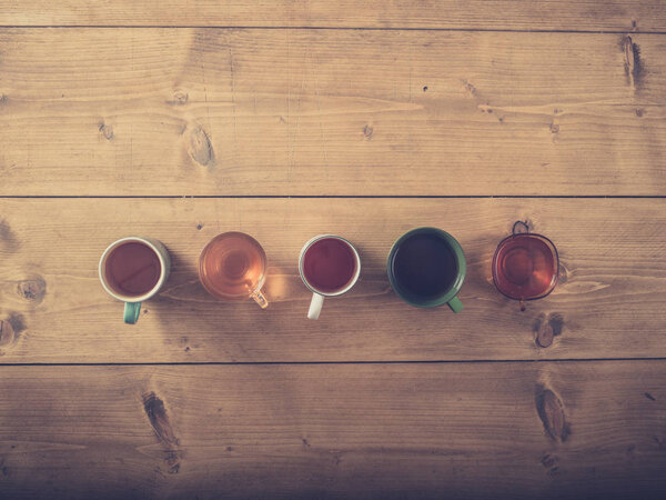 Выбор чашек с чаем
