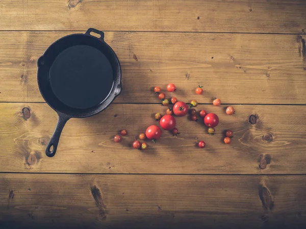 Sobre vista de panela de ato de fritar com tomates — Fotografia de Stock