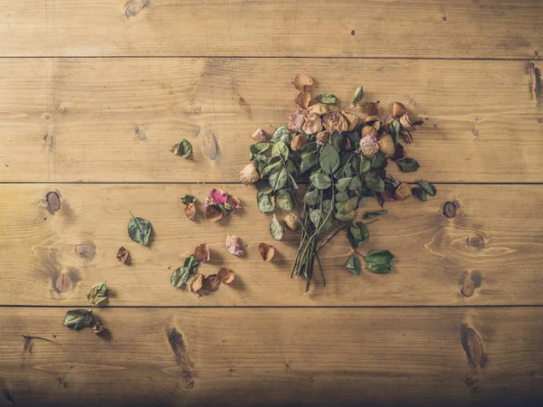 地板上死去的花朵 — 图库照片