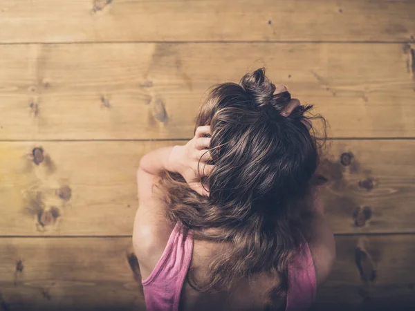 Mulher à mesa puxando o cabelo em frustração — Fotografia de Stock