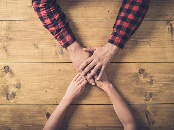 Sopra vista di uomo e donna che si tengono per mano a tavola — Foto Stock