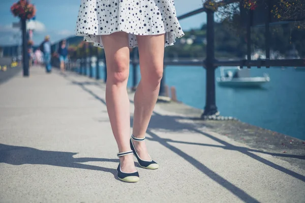 Bella giovane donna che cammina lungo il fiume — Foto Stock