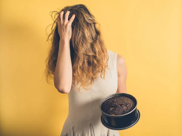 Mujer con pastel quemado tirando de su pelo — Foto de Stock