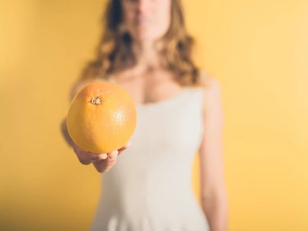 Giovane donna con pompelmo — Foto Stock