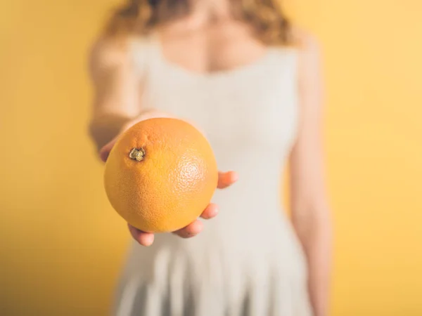 Young woman with grapefruit — Stock Photo, Image