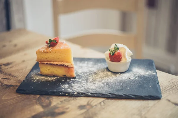 Gâteau éponge aux fraises — Photo