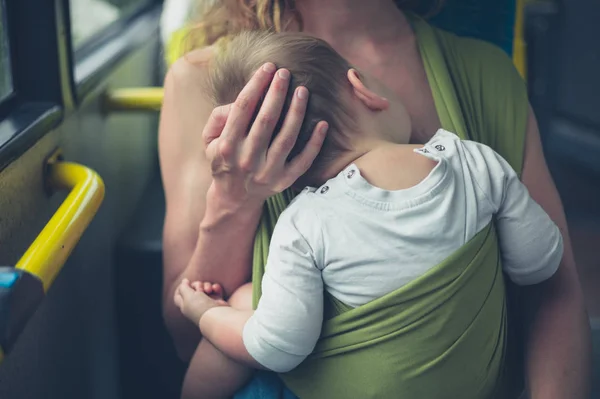 Szoptató anya baba a buszon — Stock Fotó