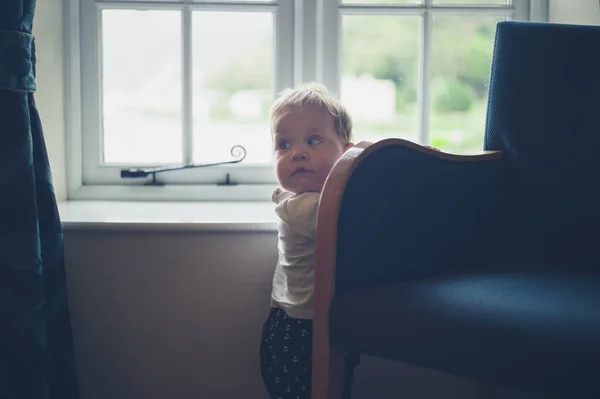 Pequeño bebé de pie junto a la ventana —  Fotos de Stock