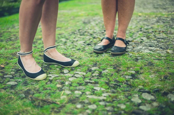 Ben och fötter av gamla och unga kvinna — Stockfoto