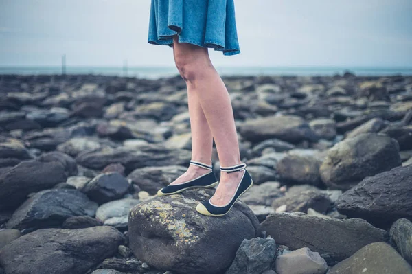 Chodidla a nohy mladé ženy na pláži na podzim — Stock fotografie